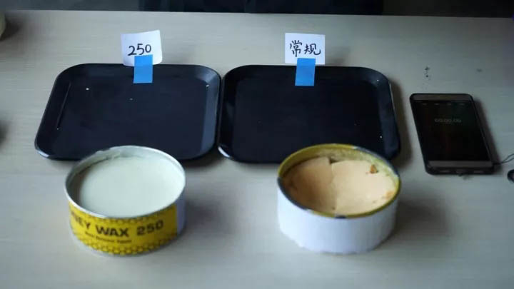 等待模具靜靜放置10-15分鐘，使脫模蠟充分滲透至模具表面