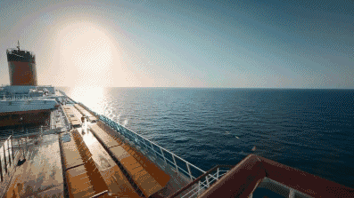 巨輪乘風(fēng)破浪，向前航行