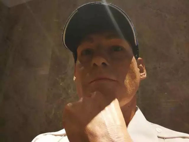 凌厲的眼神流轉(zhuǎn)，目光如炬，手掌的青筋清晰暴出，歲月的紋路無情橫亙——樹脂雕塑《站崗》