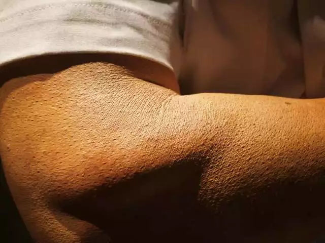 雞皮疙瘩、老年斑、皺紋、皮膚曬后顏色處理等等細節(jié)——樹脂雕塑《站崗》