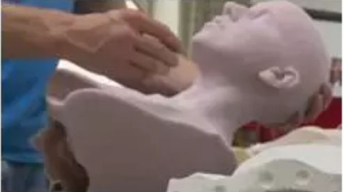 制作雕塑的過程開始于雕刻家用黏土、蠟或其他材料創(chuàng)造出原始模型