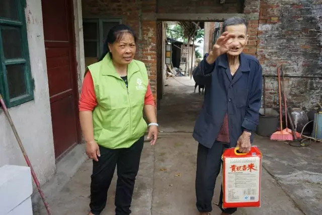 廣東博皓銳鷹隊(duì)到欖核鎮(zhèn)平穩(wěn)村探訪(fǎng)困難家庭-6