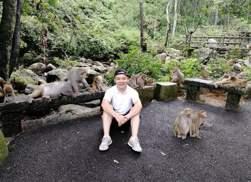 同事“猴（侯）哥”與他的猴弟猴孫們來了張親密合影，他經(jīng)常說自己是美猴王，果然來到此地享受了一番當(dāng)王的感覺哈