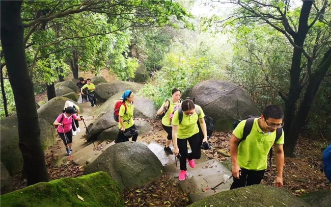博皓人穩(wěn)健的步伐，燦爛的笑容，同心徒步