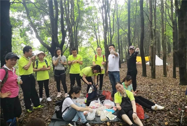 博皓人勞作過后，分享、享受美食