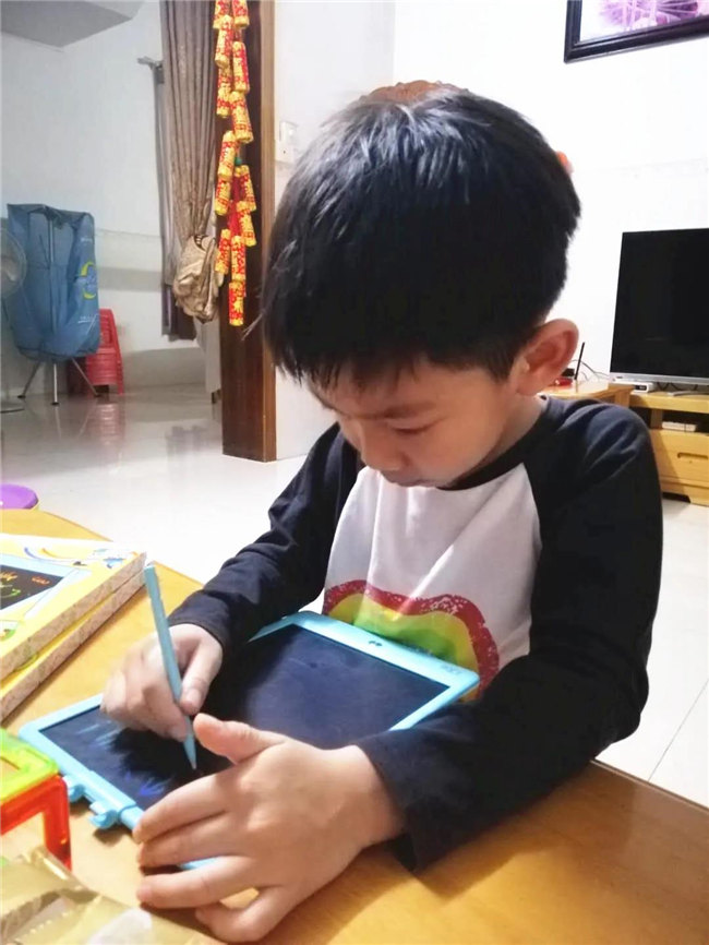 博二代收到了廣東博皓兒童節(jié)禮物，開心   -2