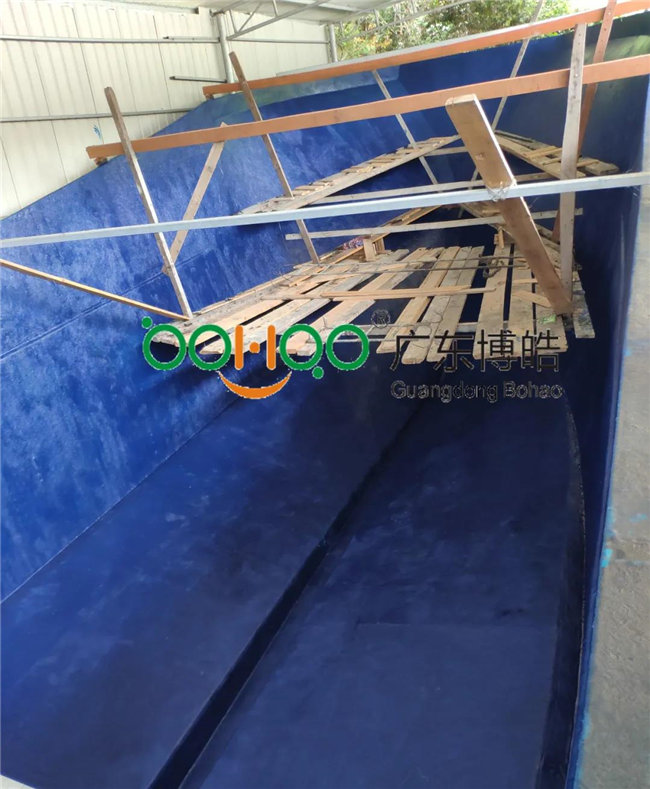 將玻璃鋼模具清洗干凈，打上脫模蠟 施涂船體膠衣