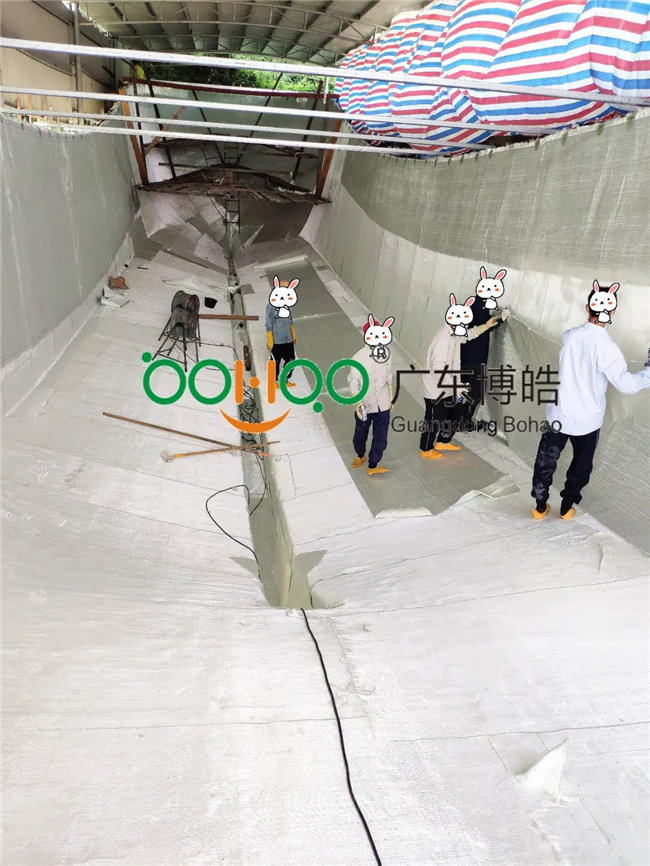 待膠衣指干后，根據(jù)需求進行纖維增強材料鋪層