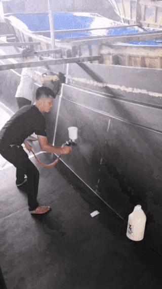 工人在FRP船模上噴涂蜜蠟HydroSpeed。它可以節(jié)省時(shí)間，勞動(dòng)力和金錢！