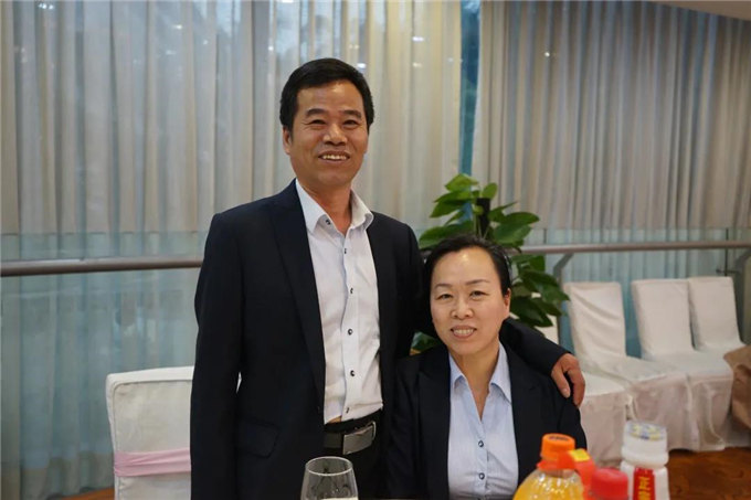 博皓家人們歡聚一堂，把酒言歡，開懷暢飲