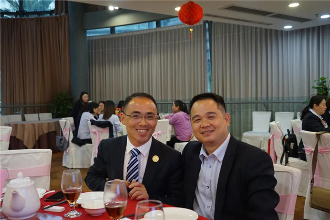 博皓家人們歡聚一堂，把酒言歡，開懷暢飲-2