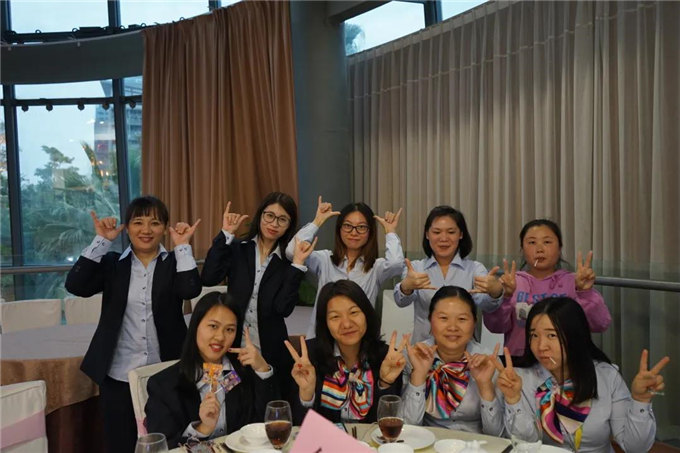 博皓家人們歡聚一堂，把酒言歡，開懷暢飲-3