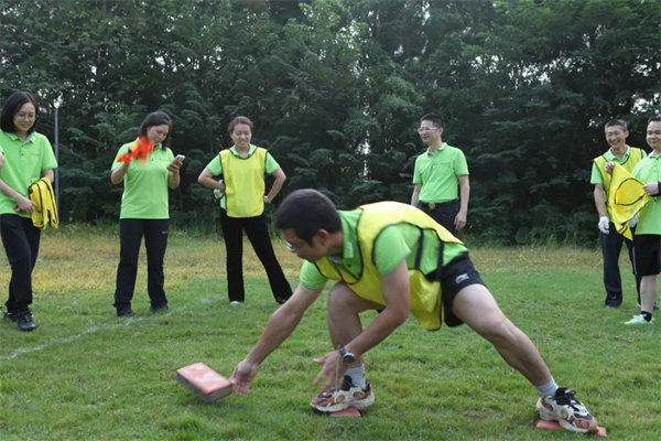 運(yùn)動(dòng)與激情碰撞，健康與快樂共享—廣東博皓第六屆運(yùn)動(dòng)會(huì)   -趣味接磚比賽