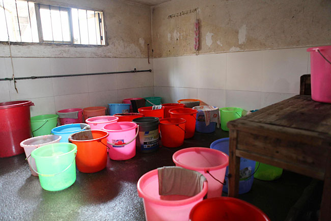 小學(xué)生在這里洗澡，條件比較艱苦