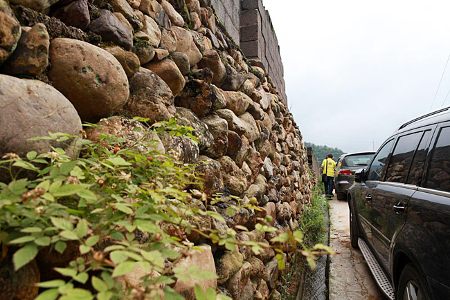 油石鄉(xiāng)梅嶺小學(xué)路口較窄，車隊(duì)只能停在路邊，步行上去