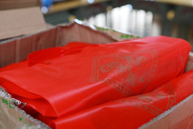 給學(xué)生準(zhǔn)備的小禮物（文具盒、筆、糖果）