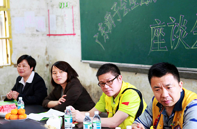 上猶團(tuán)縣委曾書記（左二）、廣東獅子會(huì)星海隊(duì)的前任隊(duì)長吳志強(qiáng)獅兄、現(xiàn)任隊(duì)長宋衛(wèi)星獅兄在座談會(huì)